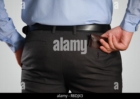 Foto Bild eines Geschäftsmannes herauf seine Geldbörse aus seiner Tasche, Rückansicht Stockfoto