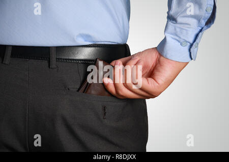 Foto Bild eines Geschäftsmannes herauf seine Geldbörse aus seiner Tasche, Rückansicht Stockfoto