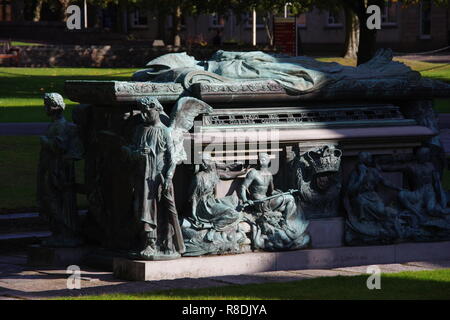 Kupfer Denkmal Grab von Bischof Elphinstone, Kings College. Universität von Aberdeen, Schottland, Großbritannien. Stockfoto