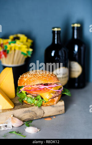 Classic Cheeseburger mit Rind Schnitzel. Close Up, Fast Food. Stockfoto