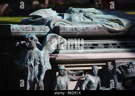 Kupfer Denkmal Grab von Bischof Elphinstone, Kings College. Universität von Aberdeen, Schottland, Großbritannien. Stockfoto