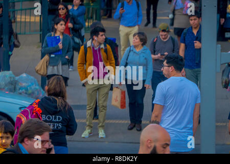 SANTIAGO DE CHILE, CHILE - 16. OKTOBER 2018: unbekannte Menschen zu Fuß auf den Straßen in Downtown in der Stadt in Santiago de Chile Stockfoto