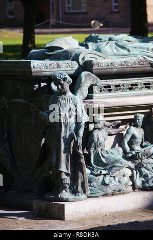 Kupfer Denkmal Grab von Bischof Elphinstone, Kings College. Universität von Aberdeen, Schottland, Großbritannien. Stockfoto