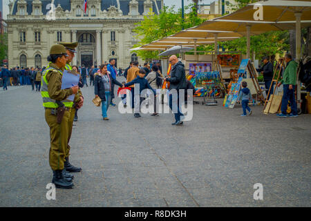 SANTIAGO, CHILE - 13. SEPTEMBER 2018: Im Blick auf die Polizei gerufen als carabineros in dowtown in Santiago. Stockfoto