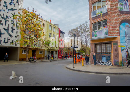 SANTIAGO, CHILE - 14. SEPTEMBER 2018: unbekannte Menschen zu Fuß in den Straßen der Stadt von Santiago Zentrum Stockfoto