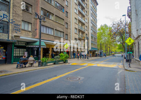 SANTIAGO, CHILE - 14. SEPTEMBER 2018: unbekannte Menschen zu Fuß in den Straßen der Stadt von Santiago Zentrum Stockfoto