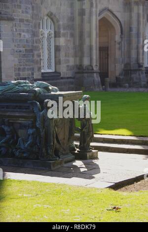 Kupfer Denkmal Grab von Bischof Elphinstone, Kings College. Universität von Aberdeen, Schottland, Großbritannien. Stockfoto