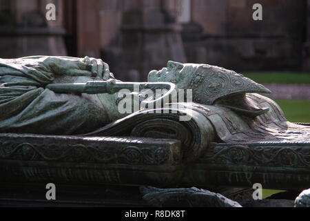 Kupfer Denkmal Grab von Bischof Elphinstone, Kings College. Universität von Aberdeen, Schottland, Großbritannien. Stockfoto