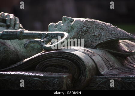 Kupfer Denkmal Grab von Bischof Elphinstone, Kings College. Universität von Aberdeen, Schottland, Großbritannien. Stockfoto