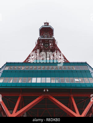 Low Angle View der Sapporo Fernsehturm in Odori Park. Sapporo, Hokkaido, Japan. Stockfoto