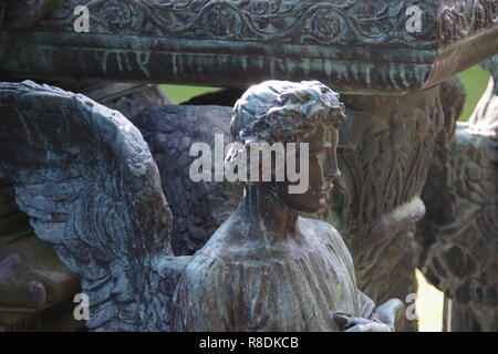 Kupfer Denkmal Grab von Bischof Elphinstone, Kings College. Universität von Aberdeen, Schottland, Großbritannien. Stockfoto