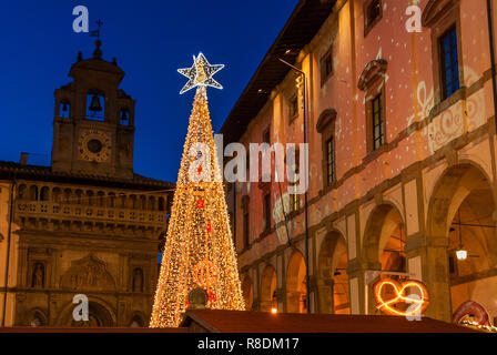 Weihnachten in Arezzo, Toskana. Weihnachtsbaum und Markt in "Piazza Grande", der Hauptplatz der Stadt Stockfoto
