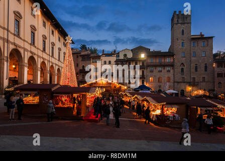 Weihnachten in Arezzo, Toskana. Menschen besuchen Weihnachtsmarkt im "Piazza Grande", der Hauptplatz der Stadt Stockfoto