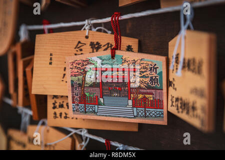 Die votive Holz- Ema-Tabletten. Die Platten an Fushimi Inari Jinja Schrein Heiligtum in Sapporo. Hokkaido, Japan. Stockfoto