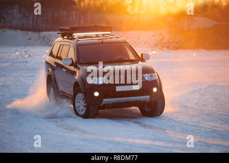 Chabarowsk, Russland - Januar 28, 2017: Mitsubishi Pajero Sport bewegen auf Eis eines frosn River bei Sonnenuntergang Stockfoto