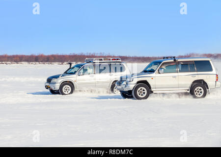 Zwei Geländewagen off road racing im Winter Stockfoto