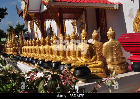 Buddha Statue Serie, Wat in der Nähe von Yom Flusses, Phrae, Nord Thailand, alle Statuen gleich sind, vergoldeten Statuen, Sitzender Buddha, Geste der Entspannung Stockfoto