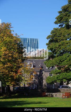 Universität von Aberdeen, an einem sonnigen Herbsttag. Sir Duncan Reis Bibliothek, Meston Gebäude, Granit Cottages von der High Street. Schottland, Großbritannien. Stockfoto