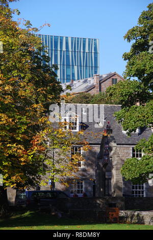 Universität von Aberdeen, an einem sonnigen Herbsttag. Sir Duncan Reis Bibliothek, Meston Gebäude, Granit Cottages von der High Street. Schottland, Großbritannien. Stockfoto