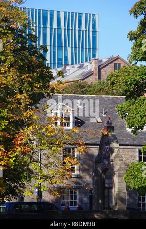 Universität von Aberdeen, an einem sonnigen Herbsttag. Sir Duncan Reis Bibliothek, Meston Gebäude, Granit Cottages von der High Street. Schottland, Großbritannien. Stockfoto