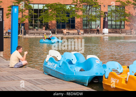 Tretboot oder Paddelboot auf Natrel Teich an der Harbourfront Centre. Stadt Toronto, Ontario, Kanada. Stockfoto