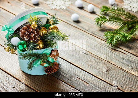 Weihnachten Dekorationen auf Holz- Hintergrund. Neues 2019 Jahr Urlaub Komposition. Stockfoto