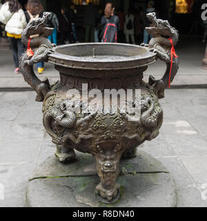 Große runde eingerichtet und graviert Weihrauch bronze Brenner im Boden der Wuhout Tempel, Chengdu, China Stockfoto
