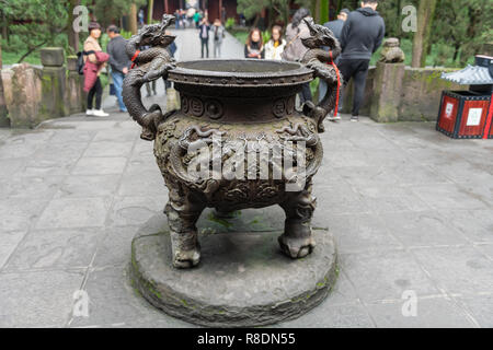 Große runde eingerichtet und graviert Weihrauch bronze Brenner im Boden der Wuhout Tempel, Chengdu, China Stockfoto