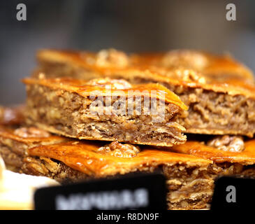 Helle foto Hintergrund Makro süßen Baklava mit Nüssen und Honig auf den Zähler Stockfoto