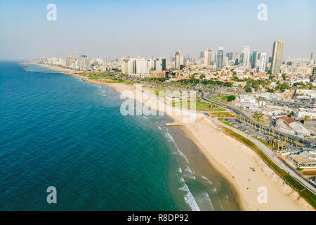 Skyline von Tel Aviv vor der Küste des Mittelmeers - Panoramablick auf das Luftbild. Stockfoto