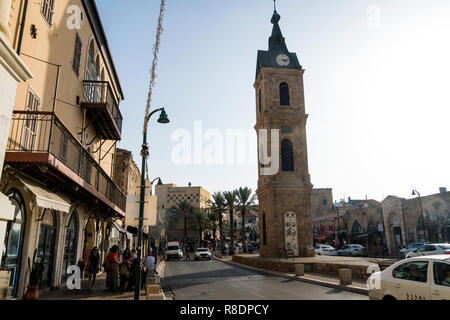 Tel Aviv. Israel. Oktober 21, 2018. Touristen durch die Straßen von Tel Aviv. Platz mit dem Glockenturm von Jaffa, Israel Stockfoto