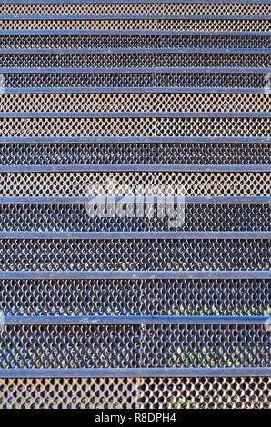 Textur Schritte von rostiges Metall Gitter in die Abschnitte der Metallleisten Stockfoto