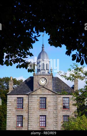 Die Altstadt Haus 1788, Universität von Aberdeen Könige Museum. Clock Tower an einem sonnigen Herbsttag. Die High Street, Old Town, Aberdeen, Schottland, UK. Stockfoto