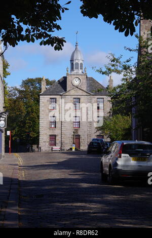 Die Altstadt Haus 1788, Universität von Aberdeen Könige Museum. Clock Tower an einem sonnigen Herbsttag. Die High Street, Old Town, Aberdeen, Schottland, UK. Stockfoto