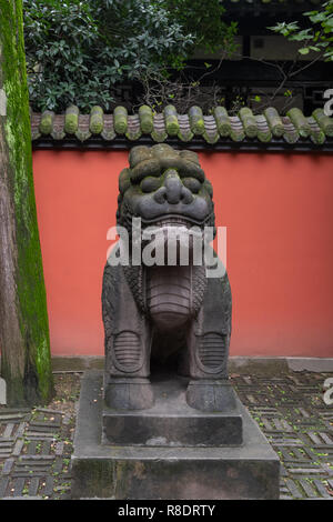 Wuhou Tempel Statuen im Innenhof - Rote Wand Hintergrund Stockfoto