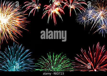 Set aus bunten Feuerwerk auf dunklen für Feier Hintergrund isoliert Stockfoto