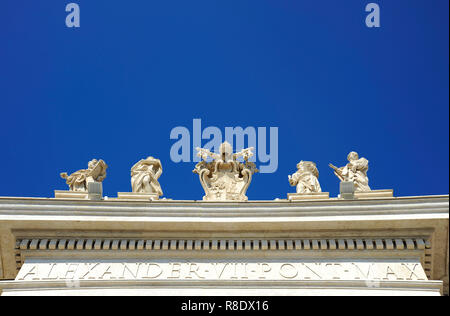 Von barocken Sankt Peter Kolonnade mit schönen Statuen von Heiligen und Papst Alexander VII. Wappen Detail. Vatikanstadt (Rom, Italien) Stockfoto