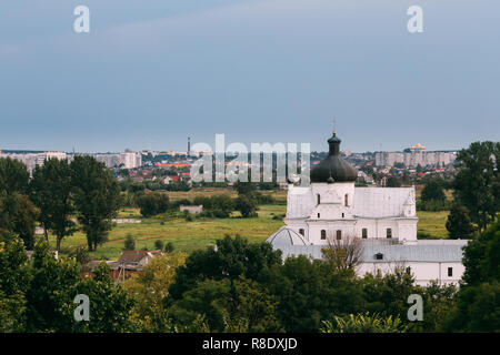 Mahiliou, Belarus. Mogilev Sommer Stadtbild mit berühmten Sehenswürdigkeiten - Kirche der Heiligen Boris und Gleb und Kirche der Kreuzerhöhung Stockfoto