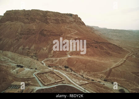 Luftaufnahme der Ruinen der römischen Lager an der Festung Masada in der Arava Tal in Israel. Historischen Ruinen. Archäologische Ausgrabungen in der deser Stockfoto