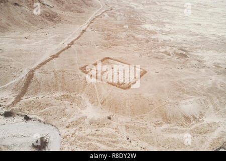 Luftaufnahme von den Ruinen des römischen Lagers B an der Festung Masada in der Arava Tal in Israel. Historischen Ruinen. Archäologische Ausgrabungen im des Stockfoto