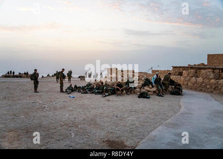 Masada, Israel. 23. Oktober 2018: Gruppe Soldaten der Infanterie der israelischen Armee auf Manöver in der Festung Masada nach einem langen Marsch zum Entspannen Stockfoto