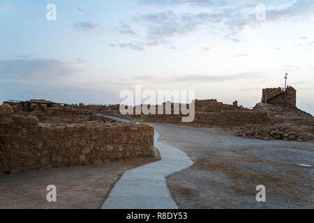 Der höchste Turm von Masada gegen den bewölkten Himmel in der Morgendämmerung in der Sonne. Historischen Ausgrabungen auf den Ruinen der alten Ära. Israel Stockfoto