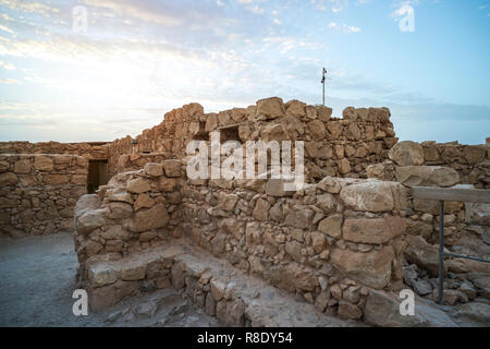 Die Ruinen der Masada vor dem Hintergrund Tote Meer. Am frühen Morgen. Sonnenaufgang über drevneevreyskoe Festung Masada. Eine der wichtigsten historischen an Stockfoto