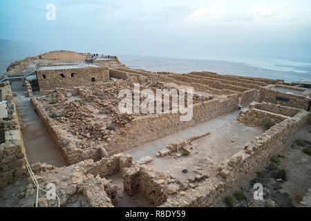 Die Ruinen der Masada vor dem Hintergrund Tote Meer. Am frühen Morgen. Sonnenaufgang über drevneevreyskoe Festung Masada. Eine der wichtigsten historischen an Stockfoto