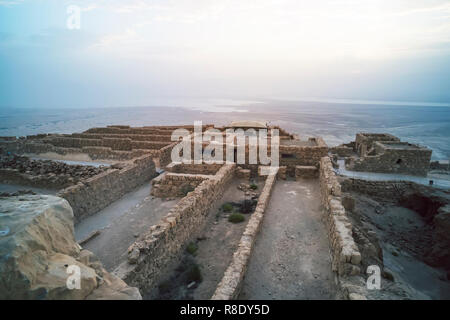 Die Ruinen der Masada vor dem Hintergrund Tote Meer. Am frühen Morgen. Sonnenaufgang über drevneevreyskoe Festung Masada. Eine der wichtigsten historischen an Stockfoto