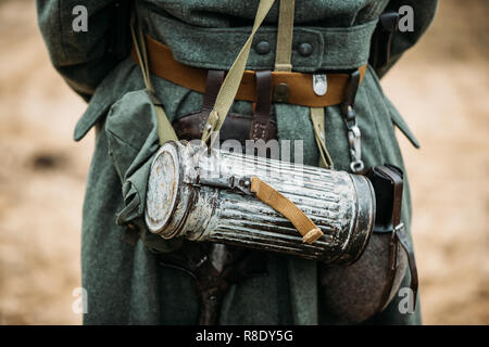 Soldat der deutschen Wehrmacht Infanterie militärische Ausrüstung des Zweiten Weltkriegs. Anti-Gas oder Gas mask Lagerung auf der Soldaten. Stockfoto