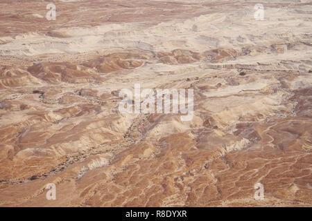 Nach oben Blick von der Festung Masada in die Wüste Juda und das Tote Meer. Das wüste Land Israel. Hintergrund der Canyon in der Wüste. Wüste, in der 4. Stockfoto