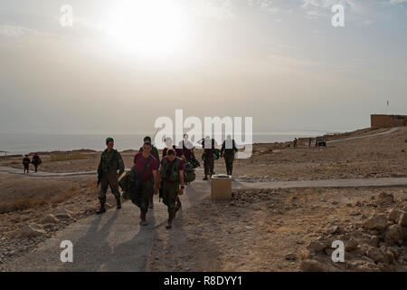 Soldaten patrouillieren für die Israelische Armee militärische Übungen am frühen Morgen in den Ruinen der Festung Massada. Masada. Israel. 23 Okt Stockfoto