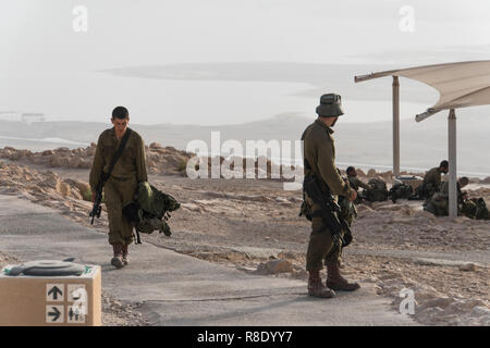 Soldaten patrouillieren für die Israelische Armee militärische Übungen am frühen Morgen in den Ruinen der Festung Massada. Masada. Israel. 23 Okt Stockfoto