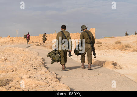 Soldaten patrouillieren für die Israelische Armee militärische Übungen am frühen Morgen in den Ruinen der Festung Massada. Palästinensische Israeli co Stockfoto